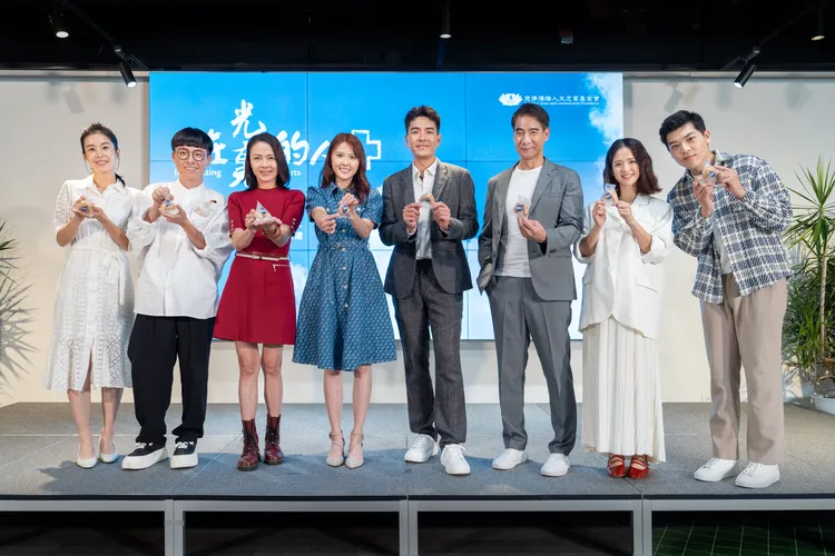 廖曉彤（左起）、游小白、柯淑勤、張晏塵、王傳一、翁家明、臧芮萱。大愛提供