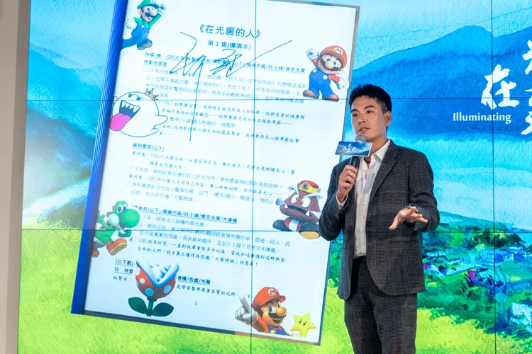 王傳一在記者會分享劇本被女兒貼貼紙。大愛提供