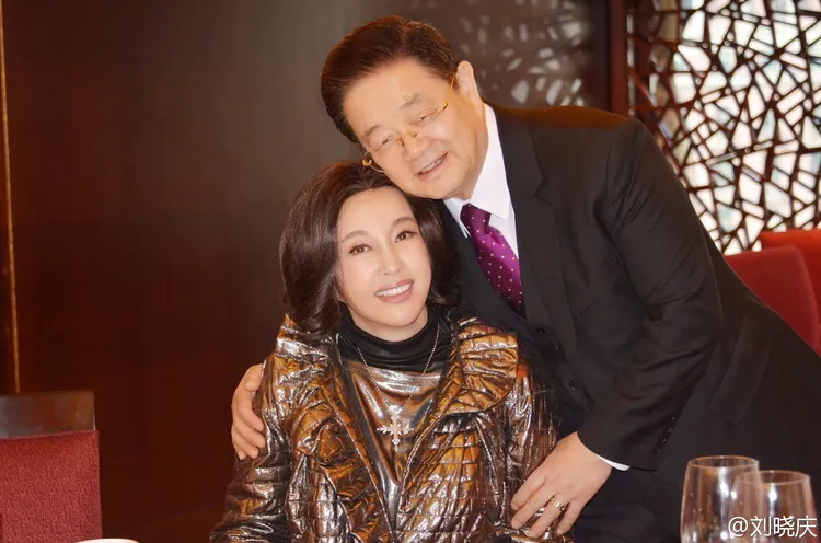 劉曉慶（左）和第4任老公王曉玉昔日恩愛。翻攝劉曉慶微博