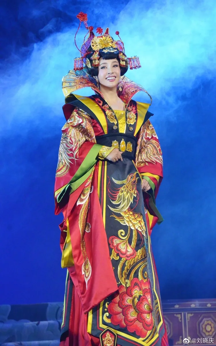 武則天是劉曉慶演過的經典角色之一，她近年也演出武則天的舞台劇。翻攝劉曉慶微博