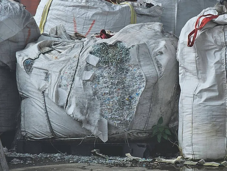 該廠堆置廢塑膠混合物。環保局提供