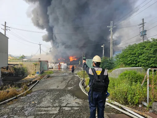 高雄永安区工厂火警!违规堆置废塑胶混合物又造成空污 环保局开罚了