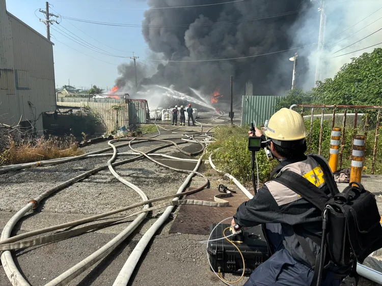 環保局人員現場進行環境監測。環保局提供