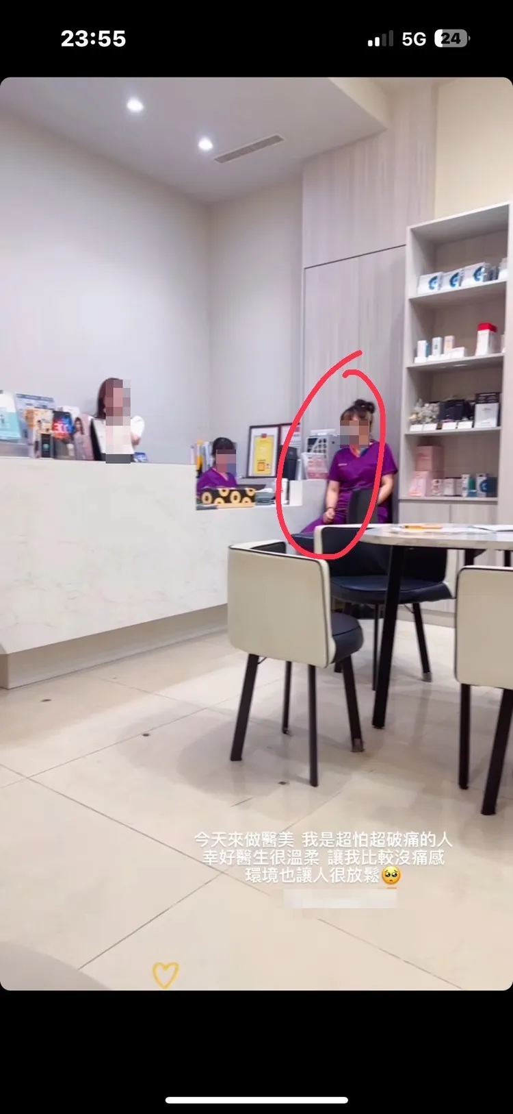 自稱是護理師的女子現場接案解說，還表示自己就可以操作相關醫美儀器。讀者提供