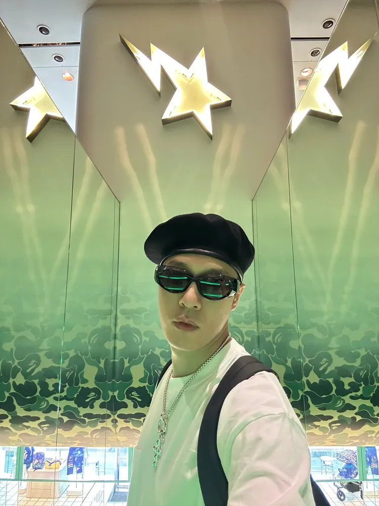 周湯豪日前帶著媽媽飛東京，為演唱會治裝。圖／環球音樂提供