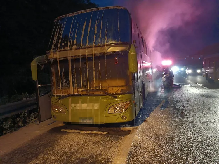 客運起火燃燒。警方提供