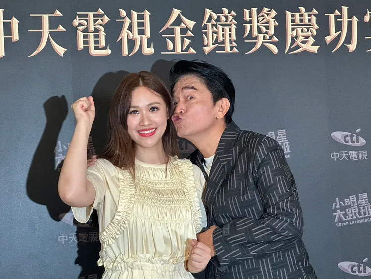 憲哥作勢吻女兒。林丞偉攝