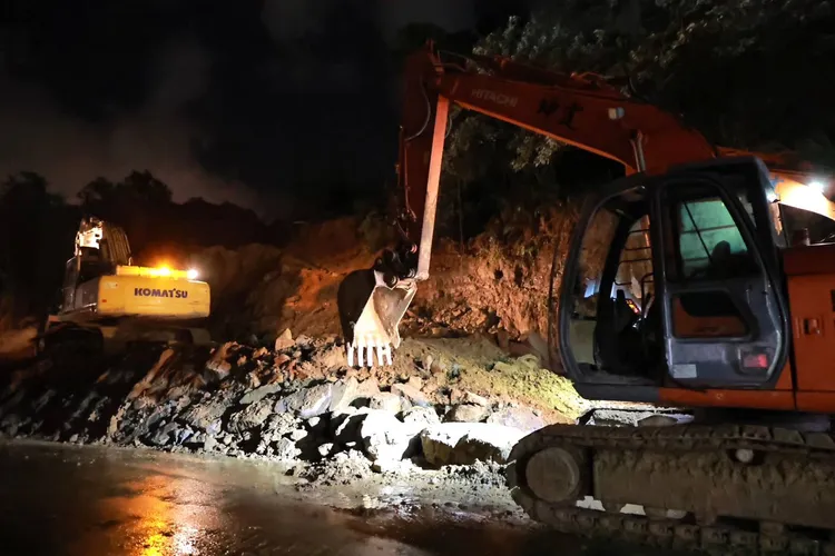 新豐街邊坡因連日大雨坍方，經相關單位搶通後，目前人行道已開放通行。翻攝照片