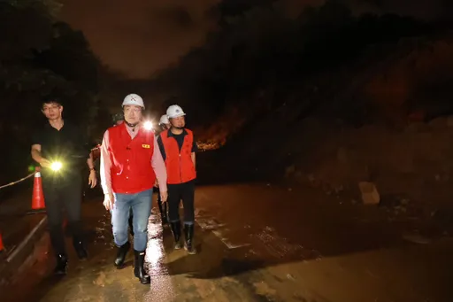 基隆新豐街邊坡崩落!謝國樑再視察搶修進度 預計6日晚間開放單向通車