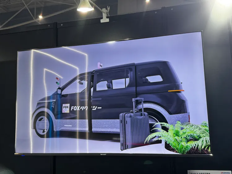 現場展示鴻海MODEL A概念車可能的應用情境。呂承哲攝