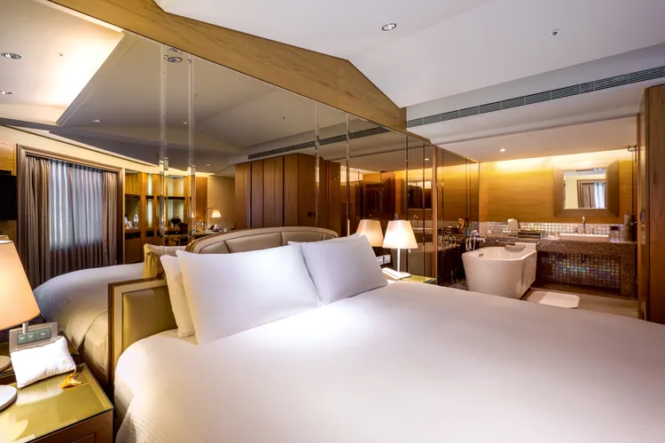 台北亞都麗緻大飯店17坪大空間 第三人入住不收加床費。業者提供