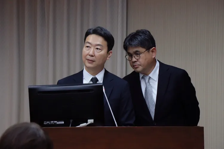 交通部承諾會交辦鐵道局，在一個月內處理，讓泰板輕軌先盡快通過可行性研究。服務處提供