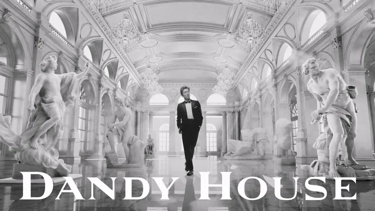 木村拓哉在攝影棚拍攝，靠CG合成美術館場景。翻攝DANDY HOUSE YT