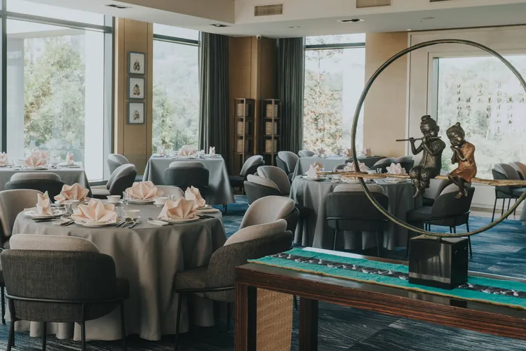 線上旅展獨家開賣「KEN CAN平假日午餐券」，坐擁日月潭最美湖光山色，品嘗精緻美饌。業者提供