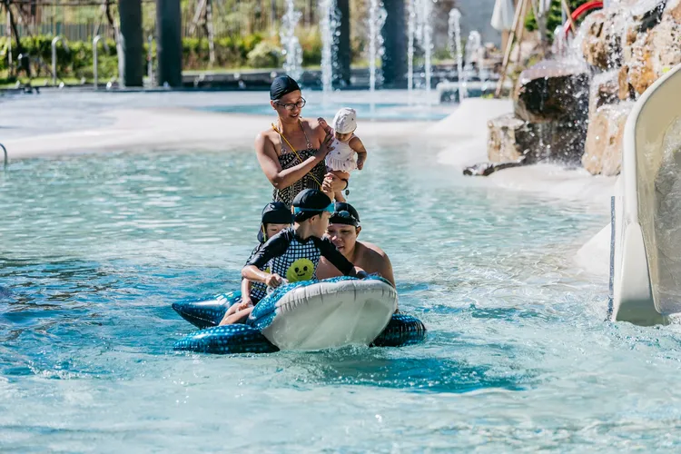 「台東紅葉谷綠能溫泉園區」推出線上旅展限定的「紅葉谷綠能溫泉園區泡湯套券」，每套5張再加贈1張，售價為1890元。業者提供