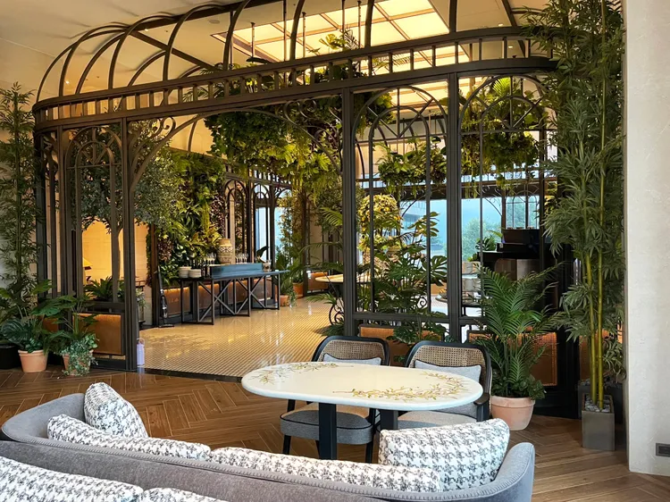 雲品的「雲水」行政酒廊，以義大利托斯卡尼花園風格與日月潭的自然空間作結合。業者提供