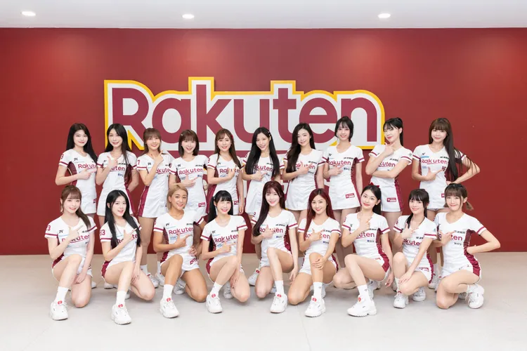 「感謝祭」上班的女孩大合照。樂天桃猿提供