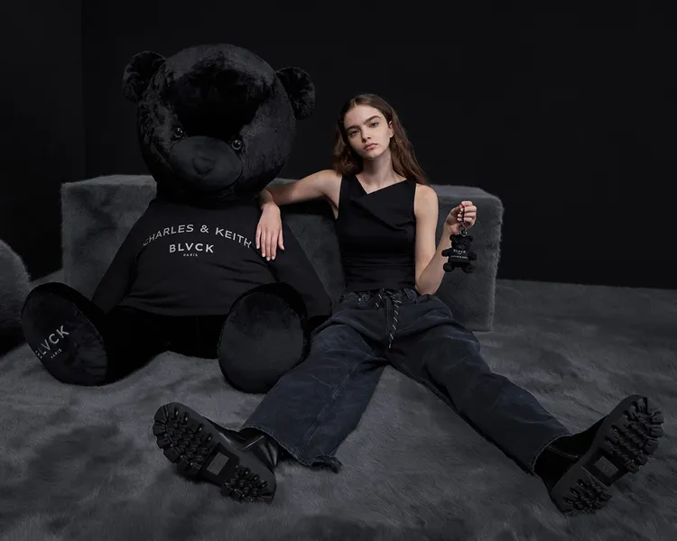 聯名系列也推出黑色泰迪熊吊飾。品牌提供