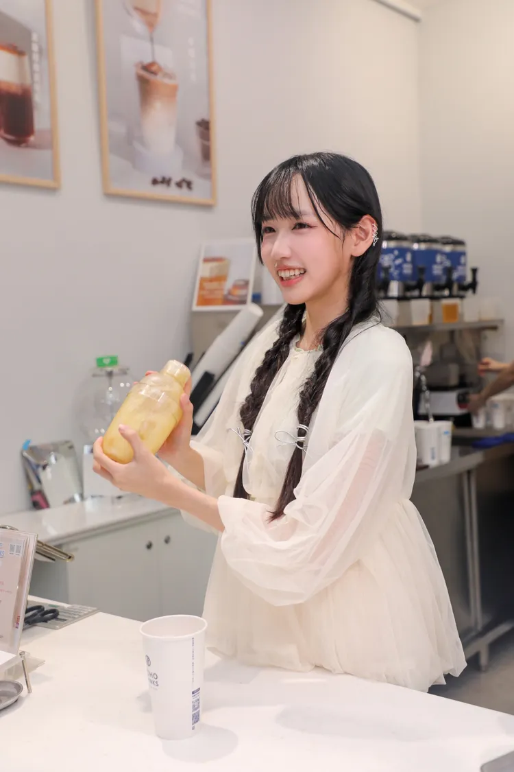 伊品羞認「第一次」，賣力搖茶到全身腰痠背痛。圖／好言娛樂提供