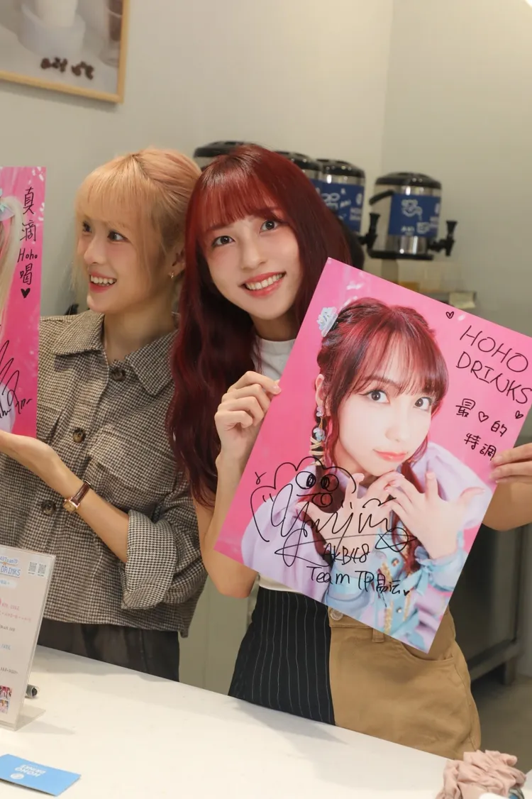 翁彤薰（左）與林易沄為粉絲簽名獻愛的特調。圖／好言娛樂提供