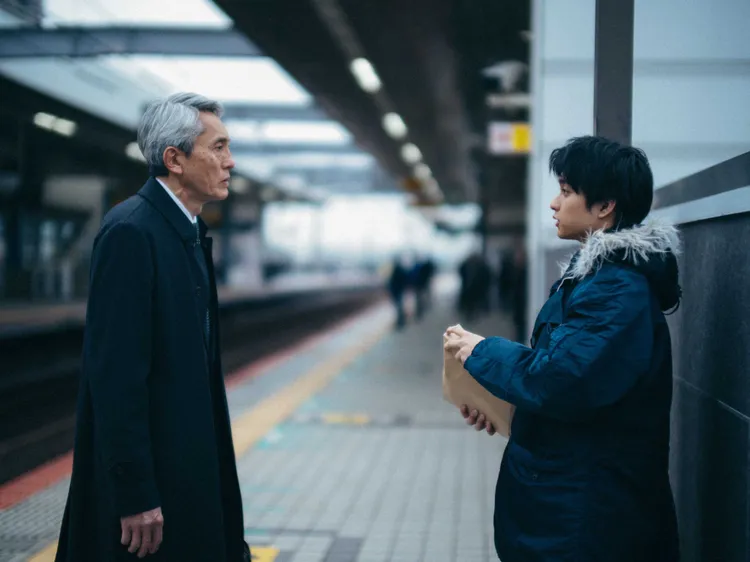 奧平大兼（右）片中作風神祕，請松重豐幫忙準備手槍。天馬行空提供