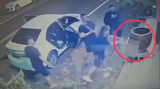 搞笑片｜酒店經紀被打烙人砸工程行　「這東西」竟打不壞冏冏的