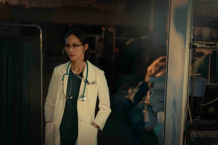 張鈞甯主演的醫療犯罪劇集《The Outlaw Doctor 化外之醫》。金馬執委會提供