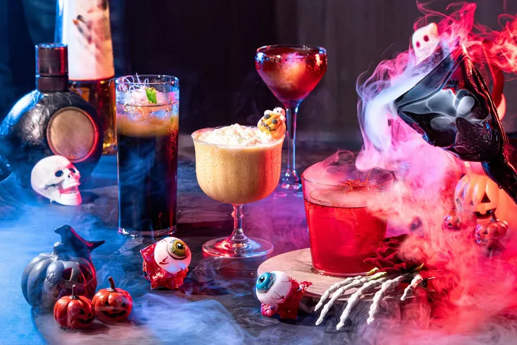 上庭酒廊變身為「Spooky! 鬼魅酒吧」，提供萬聖骷髏、女巫花園、月光馬丁尼等調酒。業者提供