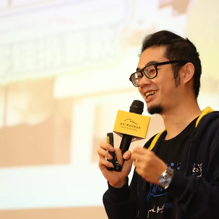 齊柏林兒子齊廷洹受邀到苗栗縣立圖書館演講，上台前卻收到承辦人簡訊「靠老爸的餘蔭就能吃一輩子」，讓他氣得立刻退還費用離場。翻攝齊廷洹臉書