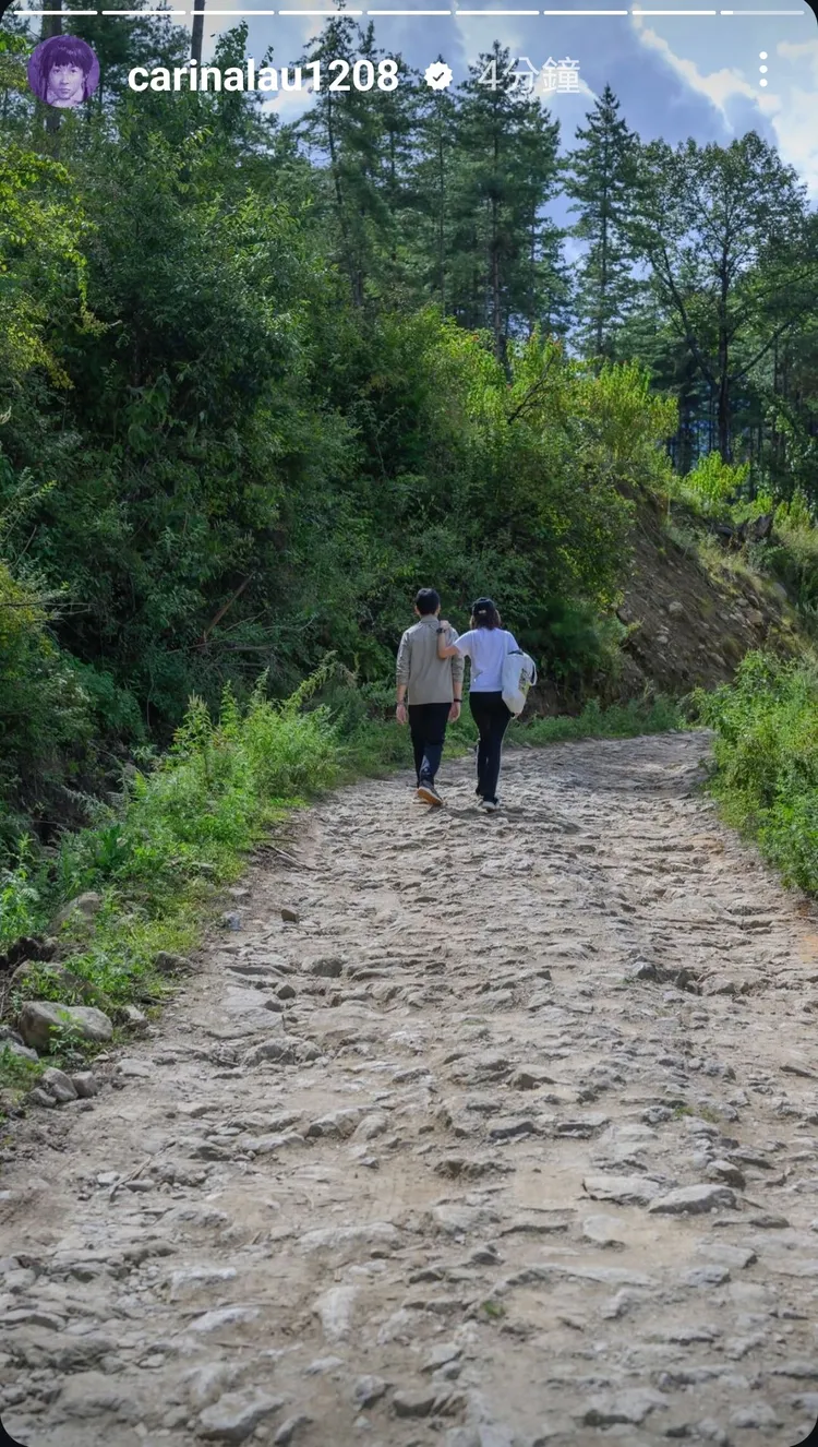 夫婦並肩同行。翻攝劉嘉玲IG