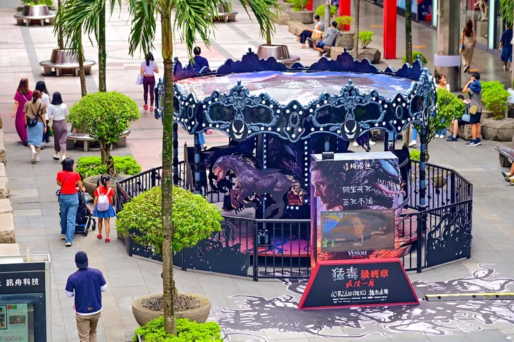 猛毒旋轉木馬很吸睛。索尼影業提供