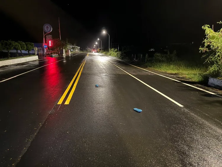 疑因下雨視線不良，姜女開車撞上曾姓行人。翻攝畫面