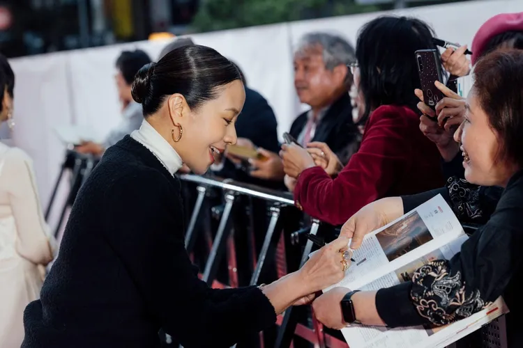 暌違20年回到東京影展的林嘉欣，在紅毯上熱情地替影迷簽名。東昊提供