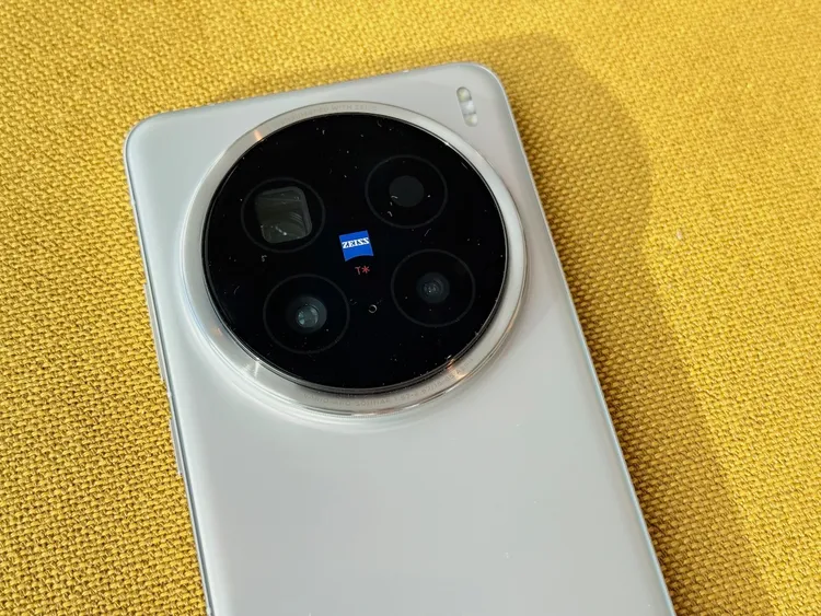 vivo X200 Pro鏡頭採用田字型排列放入三顆主鏡頭。趙筱文 攝