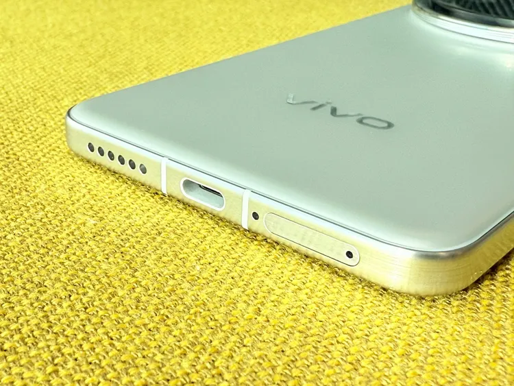 底部配置和前一代相同，有揚聲器USB-C連接埠、麥克風和SIM卡槽。趙筱文 攝