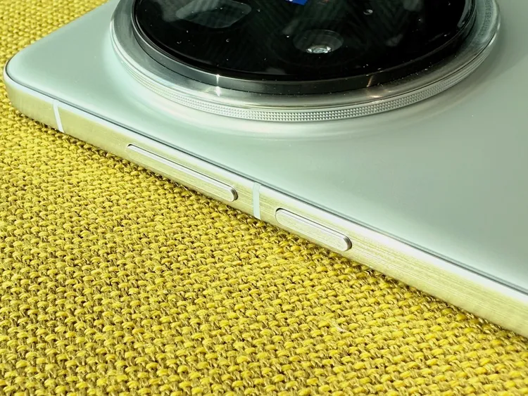 X200 Pro側邊僅有電源與音量鍵的簡約設計。趙筱文 攝