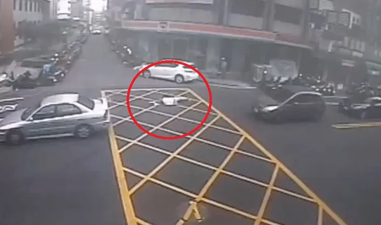 郭姓老翁穿越馬路時被無照少年騎乘的機車撞傷倒地。民眾提供