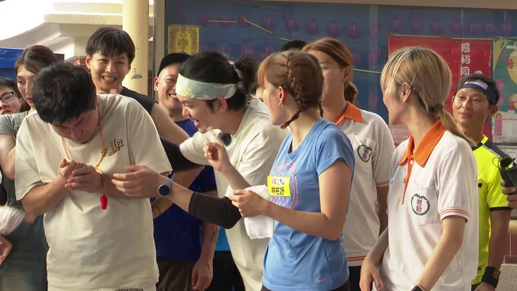 胡瓜錄影打到手。民視提供