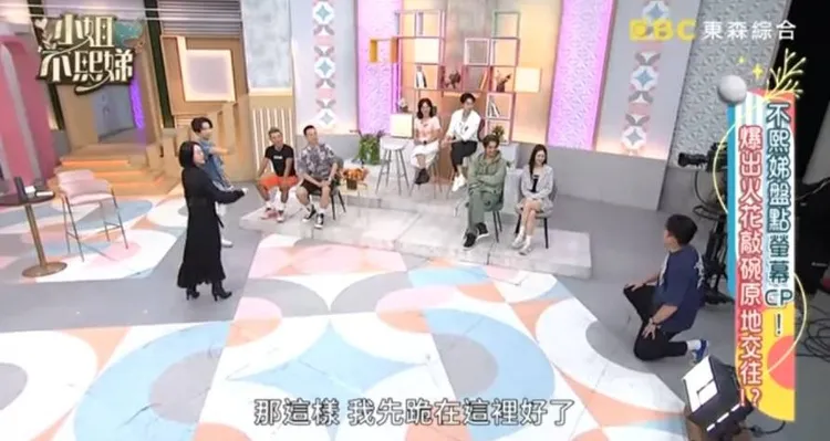 小S（左）阻止李唯楓踏入棚內。翻攝《小姐不熙娣》YouTube