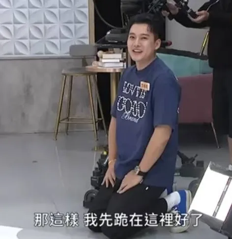 見大家都在等待，李唯楓於是下跪。翻攝《小姐不熙娣》YouTube