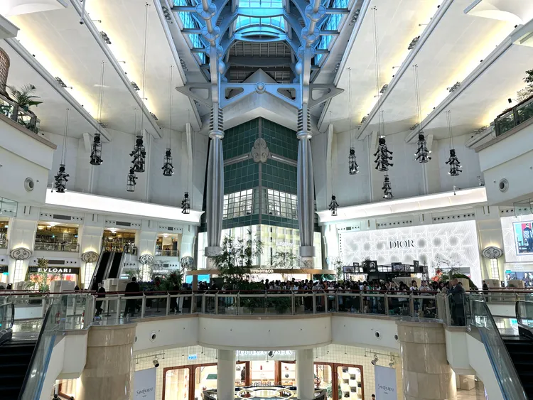 活動開始前2小時，就有上百名粉絲聚集在SAINT LAURENT旗艦店對面的都會廣場。張家玲攝