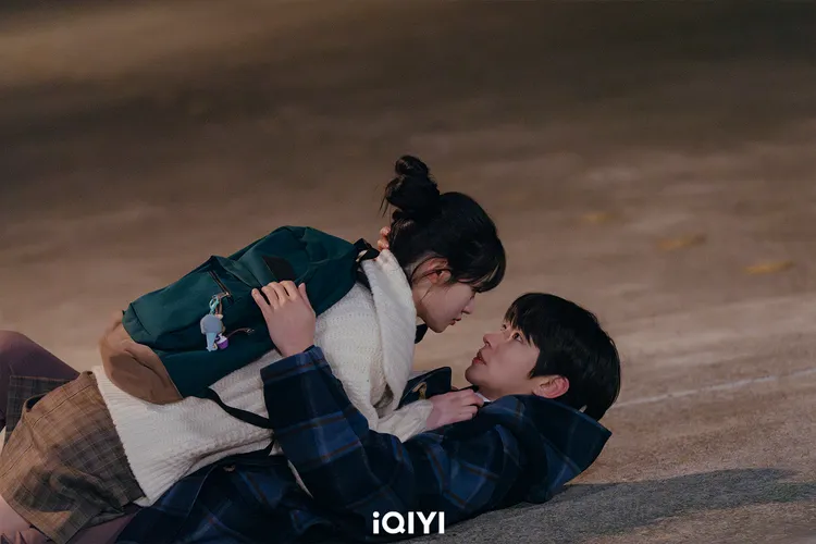 黃寅燁（後）漸漸對「妹妹」鄭彩娟產生感情。愛奇藝國際站提供