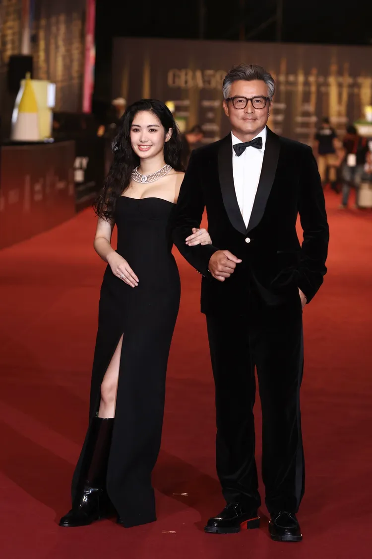 雷嘉汭與同劇演員李銘順一道走金鐘紅毯。娛樂中心攝