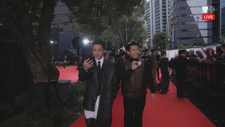 開幕片《十一人賊軍》主角山田孝之（左）、仲野太賀步紅毯。翻攝東京国際映画祭YT