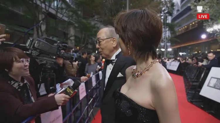 米倉涼子側看「波濤洶湧」。翻攝東京国際映画祭YT