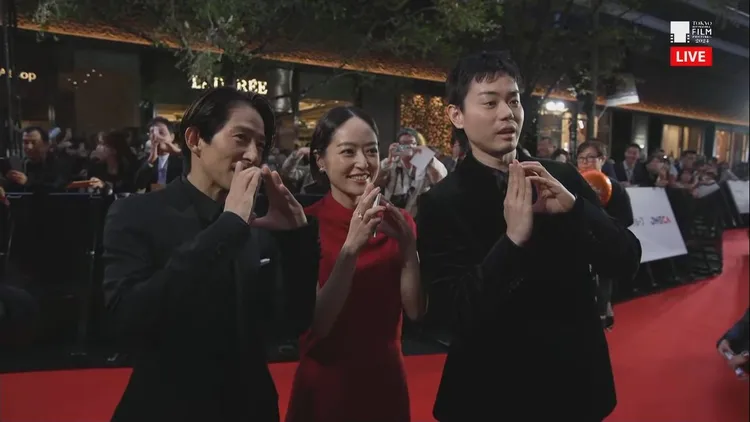 三宅健（左起）、井上真央、菅田將暉一同比手勢。翻攝東京国際映画祭YT