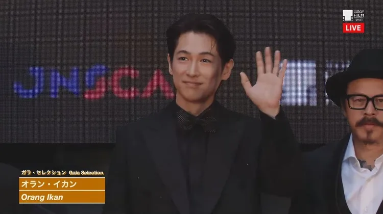 藤岡靛舉手問候影迷。翻攝東京国際映画祭YT