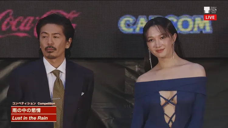 李杏（右）禮服挖空露胸。翻攝東京国際映画祭YT