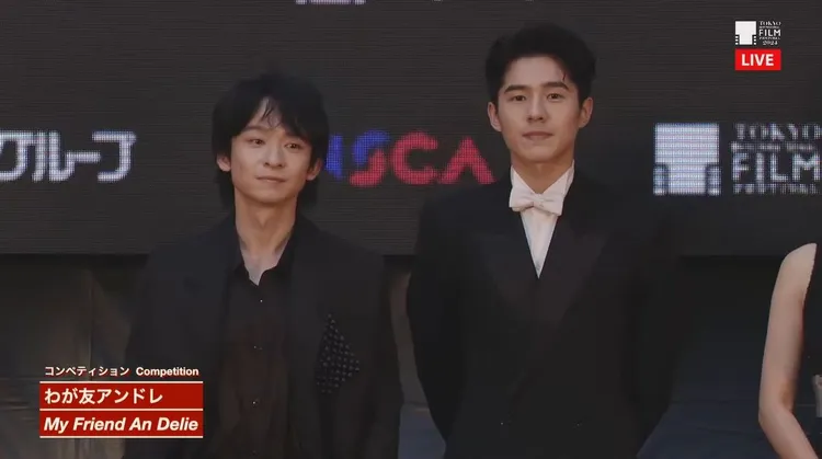 董子健（左）自編自導自演的電影《我的朋友安德烈》入圍競賽片，與另一名主角劉昊然一起登場。翻攝東京国際映画祭YT