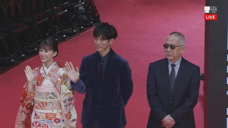 芳根京子（左起）和松坂桃李開心會影迷。翻攝東京国際映画祭YT